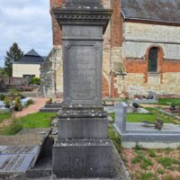 façade de la stèle avec gravure identité du défunt - natty