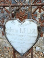 plaque d'identification fixée sur la croix - J-ph Brazier
