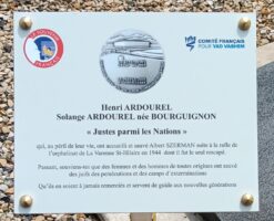Pancarte avec écusson du Souvenir Français, comité français pour Yad Vashem et médaille des justes du peuple juif - Jp Brazier