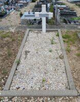 petite tombe avec croix et identification dans carré militaire - JP Brazier