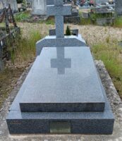 monument bleu moucheté surmonté d'une croix avec plaque d'identification en façade MPF - JP Brazier