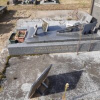 gravure identification sur le côté gauche du monument - nharant