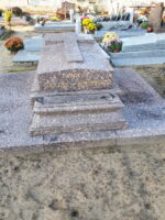 monument rose moucheté, surélevé avec larges semelles et une croix gravée sur la pierre tombale - nharant