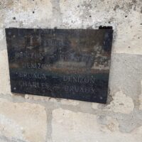 plaque fixée sur le mur au dessus du monument Bruaux Ruelle - nharant