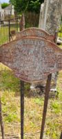accroché sur la grille de Hennezel, côté jardin du souvenir