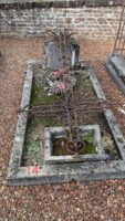 petite tombe entourage pierre, croix métal tombée et stèle en mauvais état - C.Degiorgis