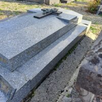 inscriptions sur le co^té droit de la pierre tombale