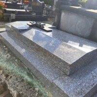 inscriptions sur le côté gauche du la pierre tombale - Natty