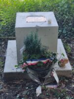 stèle rectangulaire avec plaque ou figure le nom de l'artiste et celui de sa maman disparue à Auchwitz - O.Dufour