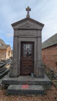 chapelle familiale en pierre avec porte paraissant en métal avec vitre cassée - C.Degiorgis