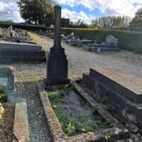 tombe entourage pierre et stèle gavéesurmontée d'une croix - Natty
