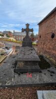 monument ancien en pierre surélevé avec stèle surmontée d'une croix - C.Degiorgis