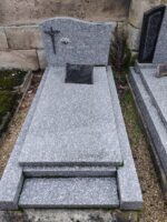 monument gris moucheté avec stèle sur laquelle figure un crucifix, une photo du couple et l'identification - O.Dufour