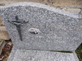 stèle du monument avec crucifix à gauche, photo du couple et identification - O.Dufour