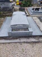 monument gris bleuté avec larges semelles et jardinière, inscription en façade - O.Dufour