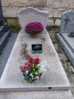 monument gris clair avec stèle gravée sur laquelle figure une croix dorée à gauche - O.Dufour