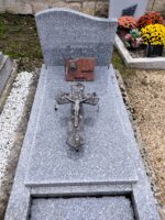 monument gris moucheté avec stèle gravée et crucifix posé sur la pierre tombale - O.Dufour