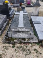 monument en pierre grise avec grande croix sur le dessus. en façade identification de la famille, et mention du type de décès en dessous- O.Dufour