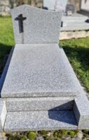 monument gris moucheté avec croix noire à gauche de la stèle - nharant