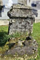 stèle gravée en mauvais état - nharant