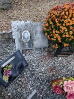tombe gravillonnée avec plaque d'identification et photo du défunt - O.Dufour