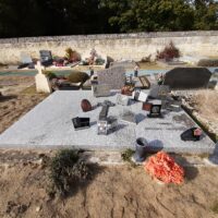 3 pierres tombales accolées dont une gravée - nharant