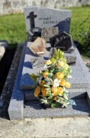 monument grès gris moucheté avec stèle gravée et croix noire à gauche - nharant