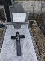 deux plaques MPF fixées au bas de la stèle - O.Dufour