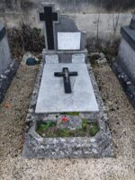 petite tombe entourage pierre, recouverte d'une petite dalle sur laquelle est posée une croix, stèle avec grande croix noire à gauche et plaque d'identification - O.Dufour