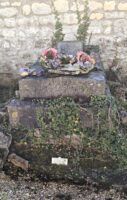 monument surélevé en pierre en très mauvais état - nharant