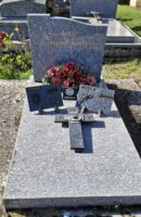 monument gris bleu avec stèle gravée - nharant