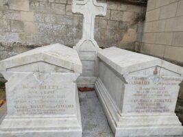 sépulture comprenant 2 monuments blanc avec une stèle 