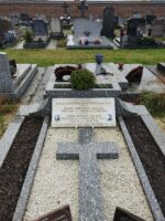 tombe entourage grès gris avec jardinière en guise de stèle sur laquelle est appuyée une plaque d'identification, le centre est gravillonné avec croix au milieu - O.Dufour
