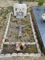 petite tombe pleine terre entourage bordurettes arrondies, stèle sur laquelle est adossée une plaque d'identification, et croix sur la terre - O.Dufour