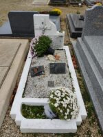 petite tombe entourage pierre blanche et gravillonée avec stèle sur laquelle est fixée la plaque mémorielle et à gauche un crucifix - O.Dufour