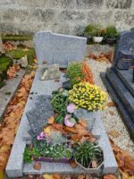 monument gris bleu moucheté avec stèle gravée et espace jardinière - O.Dufour