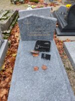 monument gris moucheté avec stèle sur laquelle est gravée une croix à gauche et l'identification de la défunte à droite - O.Dufour