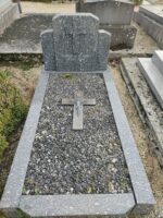 tombe entourage pierre et gravillons au centre avec croix posée, stèle gravée avec croix sculptée - O.Dufour