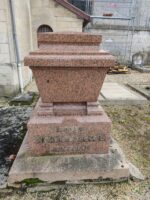 Monument Rose surélevé avec inscription en façade - O.Dufour