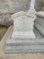 monument situé à gauche de la sépulture - O.Dufour