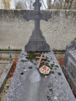 pierre tombale grise avec stèle gravée surmontée d'une croix en pierre ouvragée - O.Dufour