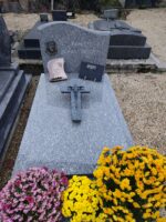 monument gris moucheté avec stèle tête de christ à gauche et identification à droite, Croix posée sur la pierre tombale - O.Dufour