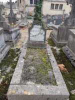 petite tombe entourage pierre avec stèle sur laquelle est fixée une plaque blanche - O.Dufour