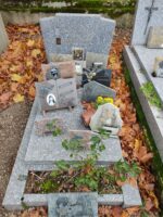 monument gris moucheté avec stèle gravée et espace jardinière en façade - O.Dufour