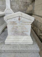 monument situé à droite de la sépulture - O.Dufour