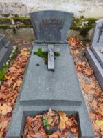 monument gris avec stèle gravée - o.dufour