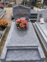 monument gris avec stèle gravée en lettres dorées - O.Dufour