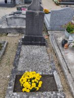 petite tombe entourage pierre, gravillonnée et espace fleurissement en façade, surmontée d'une stèle avec identification - O.Dufour