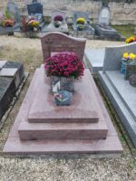 monument rose avec stèle sur laquelle est fixée une croix à gauche et gravée lettres dorées - O.Dufour