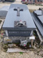 Pierre tombale grise avec inscription en façade et croix sur le dessus - O.Dufour